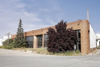 Fàbrica. Joyco, el nom inicial del qual va ser General de Confiteria, era una de les empreses més emblemàtiques d'Alcarràs i del Segrià, ja que donava ocupació a més de 200 persones. El 2004 va ser venuda a l'empresa nord-americana Wrigley, que la va tancar al cap de poc més d'un any.