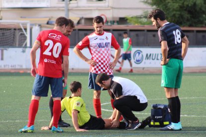 Adrià, que va estrenar el seu caseller golejador, controla la pilota davant la pressió d’un jugador del Martinenc.