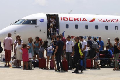Viatgers embarcant al migdia al primer avió de l’estiu des d’Alguaire a Menorca.