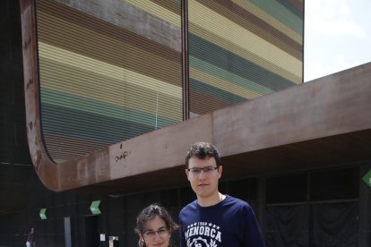 Viatgers embarcant al migdia al primer avió de l’estiu des d’Alguaire a Menorca.