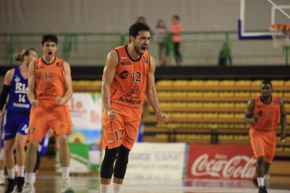 La plantilla del Actel Lleida festejó la victoria en el vestuario y la dedicó a su compañero Tim Derksen, que aún está de baja por lesión.