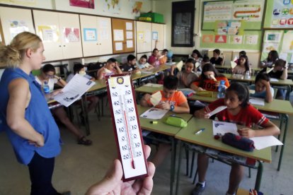 Alumnes d’educació infantil del col·legi Frederic Godàs, ahir en banyador a causa de l’onada de calor.