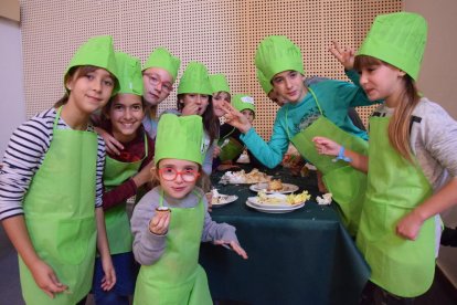 Concursantes mostrando un plato a un miembro del jurado.