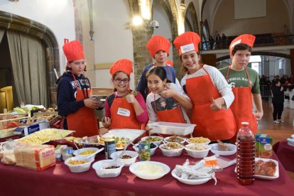 Concursantes mostrando un plato a un miembro del jurado.