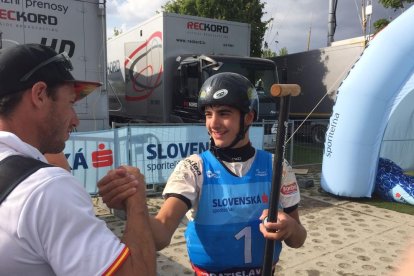 Miquel Travé mostra exultant la medalla de plata. A la dreta, és felicitat pel seu seleccionador, el lleidatà Jordi Domenjó.