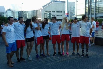 Miquel Travé mostra exultant la medalla de plata. A la dreta, és felicitat pel seu seleccionador, el lleidatà Jordi Domenjó.