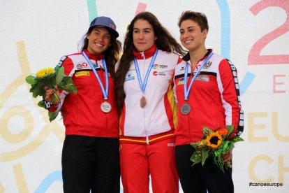 Mònica Dòria posa con la medalla de oro junto a su compañera en la selección andorrana, Laura Pellicer.