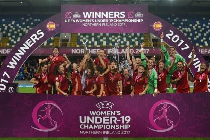 Las jugadoras de la selección española sub-19 celebran el título de campeonas de Europa tras derrotar a Francia.