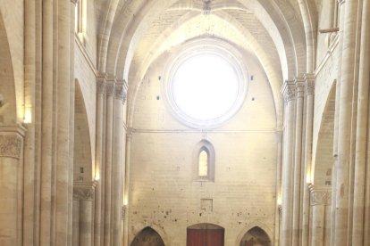 El presbiterio de la Seu Vella acogió ayer el protocolario acto del Mig Any Fester, con el relevo al frente de las tropas de Moros i Cristians.
