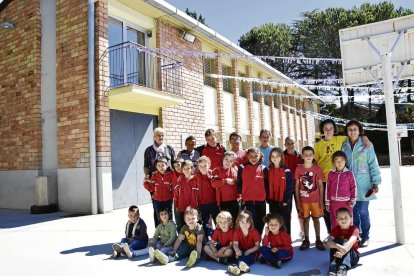 Els alumnes de l’escola Creu del Batlle, de la ZER l’Horta de Lleida, al pati.
