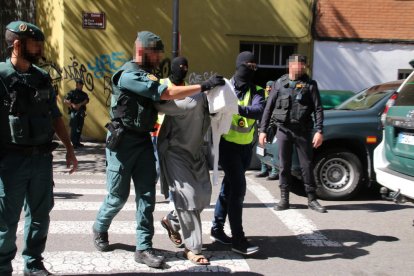 Momento en el que los agentes sacaron al detenido de la vivienda.