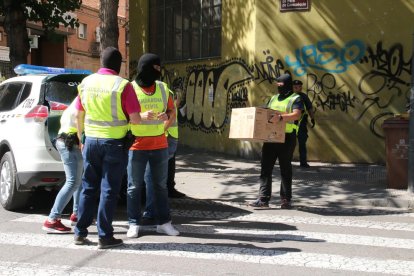 Momento en el que los agentes sacaron al detenido de la vivienda.