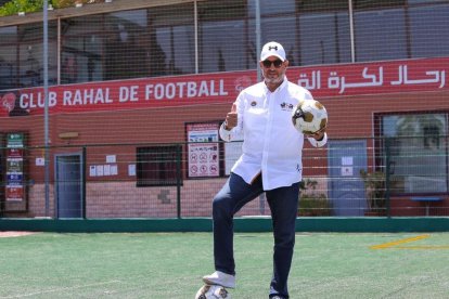 Futbolistas de la academia marroquí Rahal, en Casablanca, durante una sesión de entrenamiento.