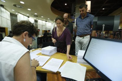 Moment en què els membres de la plataforma van entregar les 1.215 instàncies.