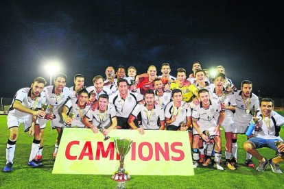 Las jugadoras del Vila-sana celebran el ascenso a la OK Liga Femenina.