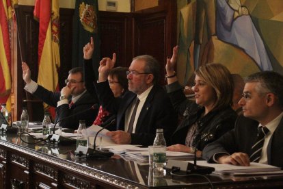 Una votación del pleno provincial celebrado ayer.