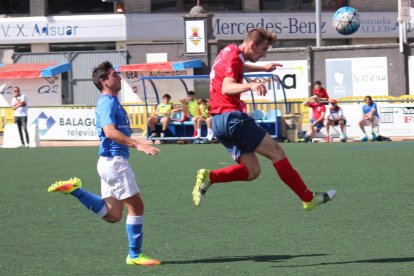 El jugador del Balaguer Carlos intenta impedir l’avanç d’un futbolista del Lleida Esportiu B.