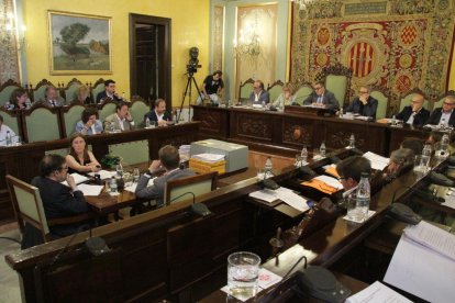 El pleno aprueba el plan de saneamiento de la Paeria con los únicos votos a favor del PSC