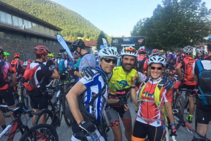 Los cuatro leridanos, en diferentes momentos de la Transpyr y en la imagen de la derecha, Divina Farreny y Víctor Berga celebran que han logrado acabar la dura prueba.