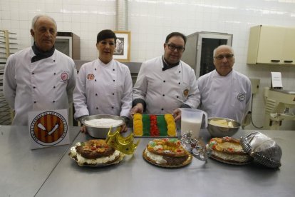 Representants dels Gremis de Pastissers i Forners de Lleida, ahir amb els tortells de reis.