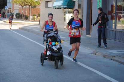 La carrera de llarga distància de la Mitja Marató de Mollerussa, amb 21 quilòmetres de recorregut, va reunir prop de 800 atletes.