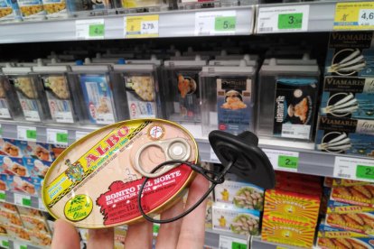 Productos variados bajo llave - Los supermercados utilizan diferentes sistemas para evitar hurtos, como encerrar ciertos productos en cajas de metacrilato, directamente en armarios, o ponerles vistosas alarmas. Así lo hacen desde hace tiempo con ...