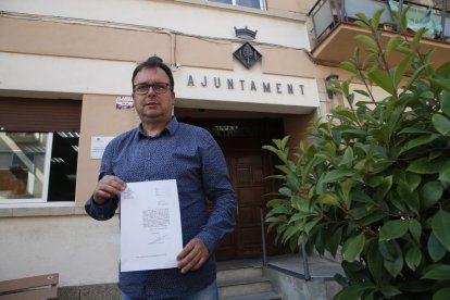 L’alcalde d’Oliana sosté l’escrit amb què la Guàrdia Civil va requerir la documentació.