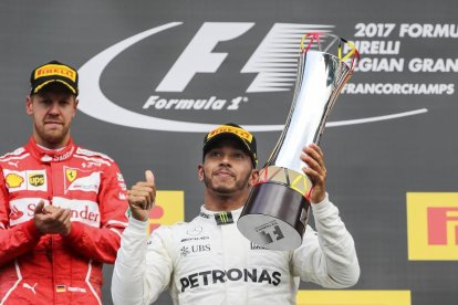 Fernando Alonso, en una acción de la carrera de ayer, en la que volvió a sufrir con el motor de su coche y acabó abandonando.