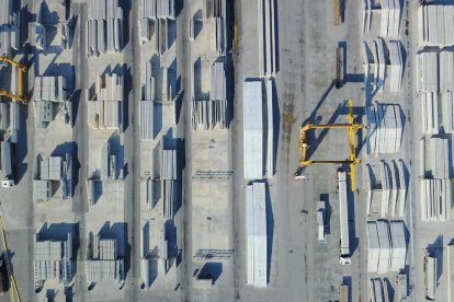 regularitat. Els camps de fruiters i els de blat de moro s’alternen en un paisatge de regadiu marcat per la simetria gairebé perfecta dels conreus.