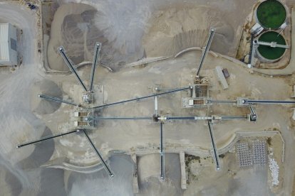 regularitat. Els camps de fruiters i els de blat de moro s’alternen en un paisatge de regadiu marcat per la simetria gairebé perfecta dels conreus.