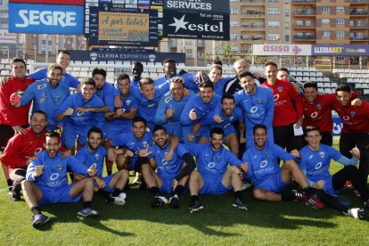 La plantilla va posar ahir sobre la gespa amb l’“A per totes!” en el marcador.