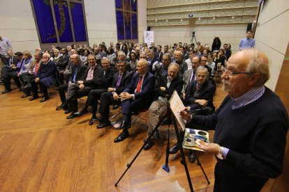 Joan Comella junto al rector, el presidente de Alumni UdL, representantes del Grup SEGRE y Banco Santander y familiares.