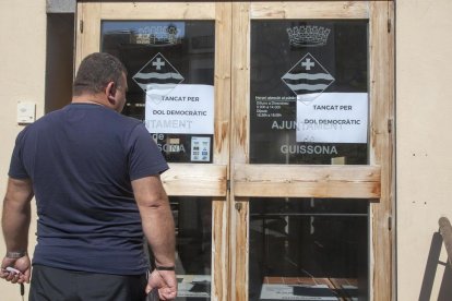 El consistori de Guissona va tancar les portes per “dol democràtic”.
