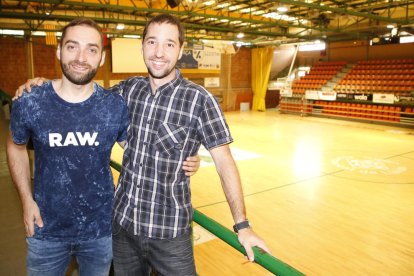 Rodero y Trilla posan tras el anuncio de su retirada en el Onze de Setembre, que el sábado pisarán por última vez como profesionales.