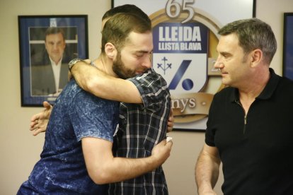 Rodero y Trilla posan tras el anuncio de su retirada en el Onze de Setembre, que el sábado pisarán por última vez como profesionales.