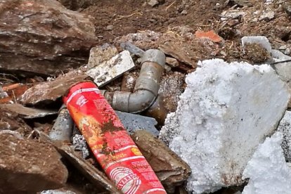 Una excavadora treballant en la retirada de runa a Bausen.