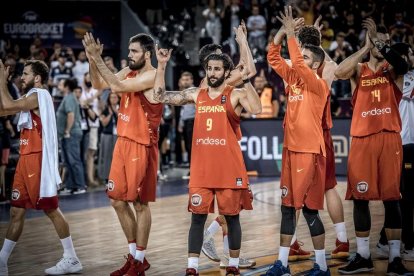 Oriola i els companys celebren la victòria davant Croàcia.