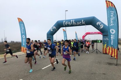 Un grupo de jóvenes participantes en la jornada atlética de la Sant Silvestre de Tàrrega.