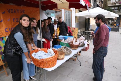 La Granja d’Escarp. La Granja d’Escarp va inaugurar ahir la tercera edició de la Nit de les Ànimes, en la qual participen una trentena d’actors. Així mateix, durant la jornada es van organitzar pintacares i jocs, així com un sopar i ball.