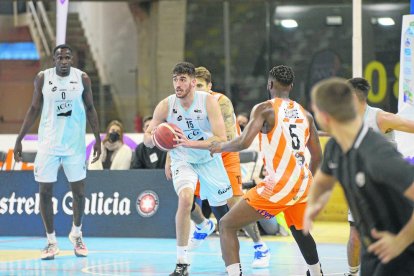 Ignacio Rosa avanza con el balón ante Gray, en una acción del partido de ayer.