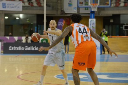 Ignacio Rosa avanza con el balón ante Gray, en una acción del partido de ayer.
