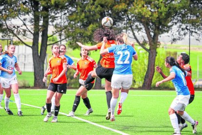 Lisa va tenir, a la sortida d’un córner, una de les arribades més clares de l’AEM en tot el matx.