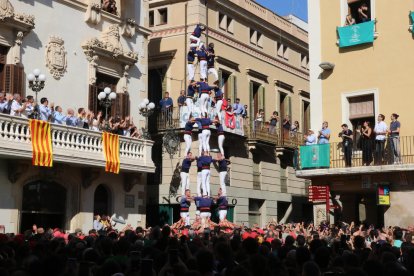 Els Castellers de Vilafranca fan història i carreguen l'inèdit pilar de 9 amb folre, manilles i puntals