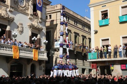 Els Castellers de Vilafranca fan història i carreguen l'inèdit pilar de 9 amb folre, manilles i puntals