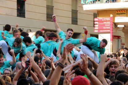 Els Castellers de Vilafranca fan història i carreguen l'inèdit pilar de 9 amb folre, manilles i puntals