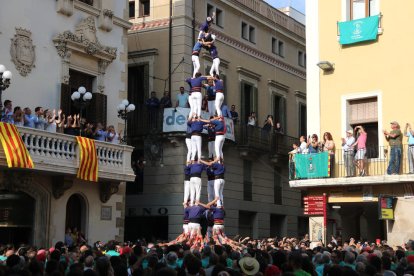 Els Castellers de Vilafranca fan història i carreguen l'inèdit pilar de 9 amb folre, manilles i puntals