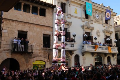 Els Castellers de Vilafranca fan història i carreguen l'inèdit pilar de 9 amb folre, manilles i puntals