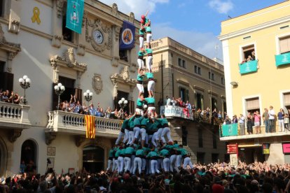 Els Castellers de Vilafranca fan història i carreguen l'inèdit pilar de 9 amb folre, manilles i puntals