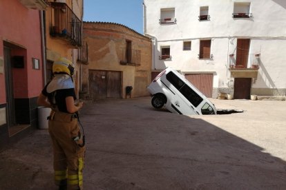 La furgoneta que va quedar enfonsada parcialment per la part davantera al mig de la plaça de Tudela.