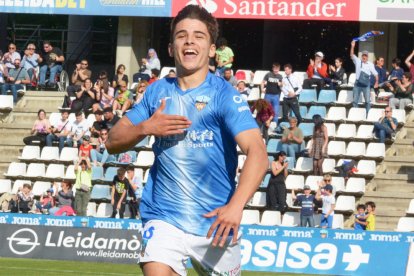 Joanet, que lució el brazalete de capitán, intenta controlar el balón.
